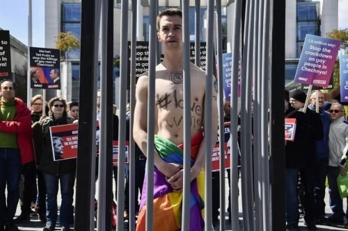 Un activista desnudo, envuelto en una bandera arco iris, en una manifestación anti-Putin en Berlín tras la persecución hacia los gays en Chechenia - Getty Imagenes