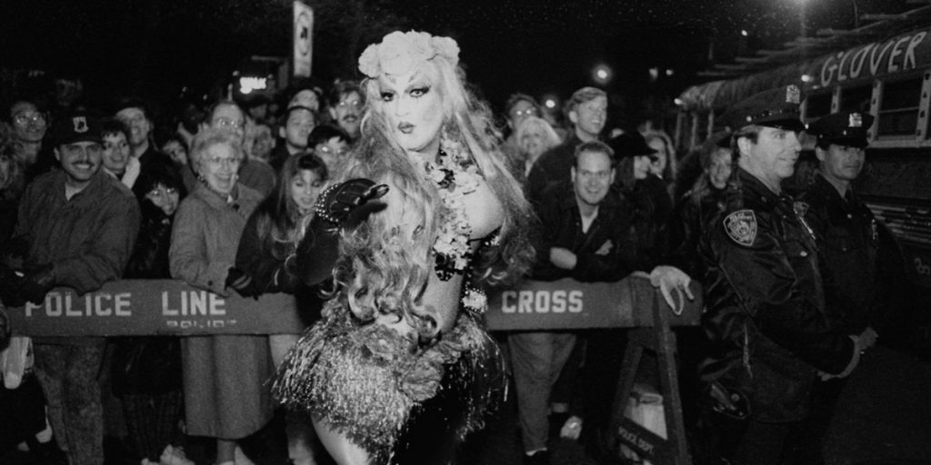 Una drag queen durante los Stonewall Riots en 1969.