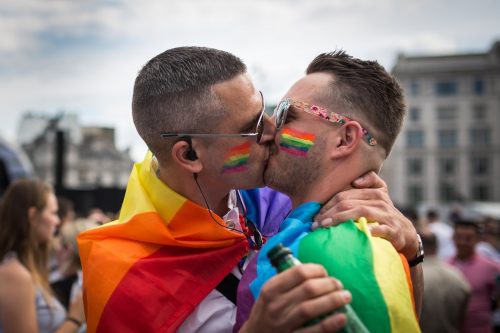 Una pareja se besa en Trafalgar Square después del London Pride Parade el 27 de junio de 2015 en Londres - Rob Stothard—Getty Images
