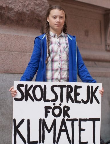 Greta Thunberg manifestándose ante el parlamento sueco.