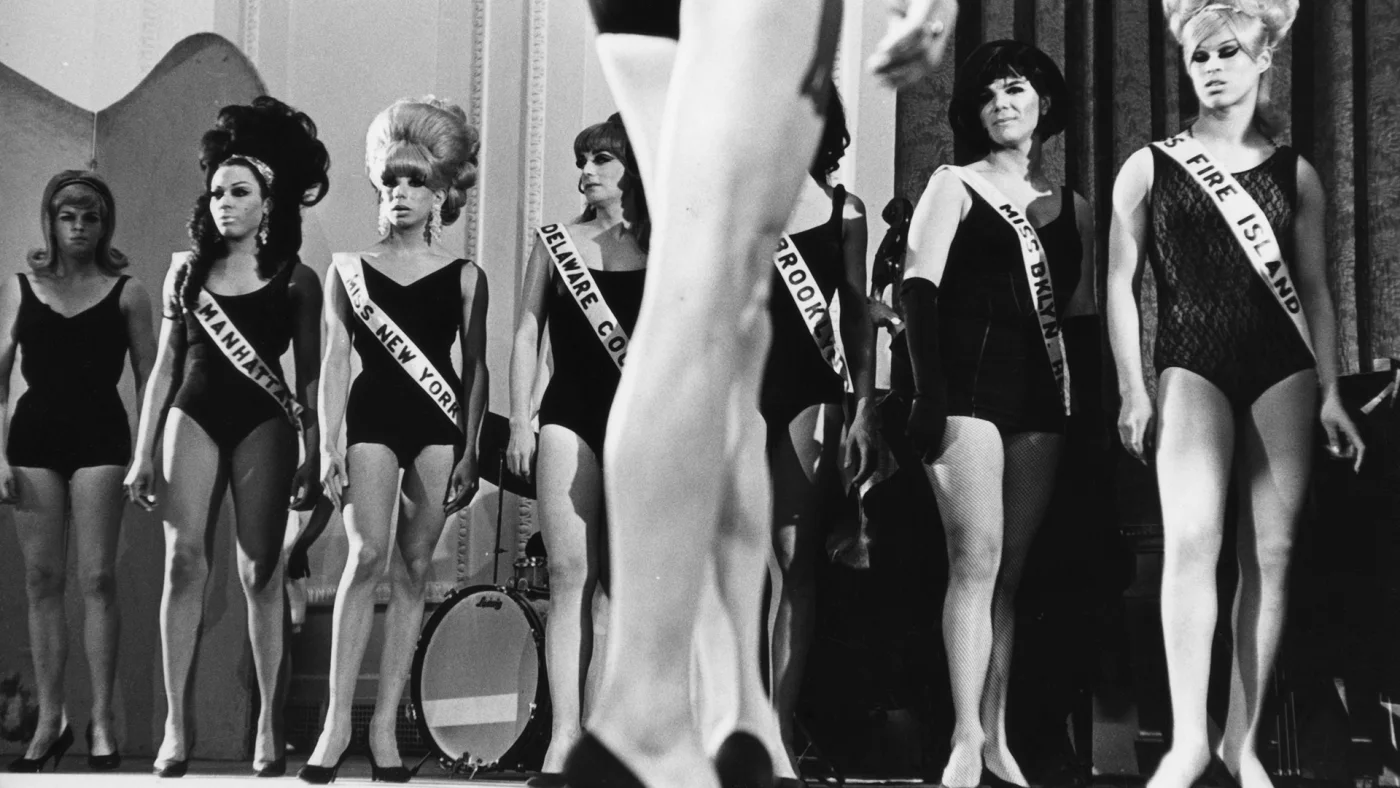 Artistas drag en el escenario mientras compiten durante una drag ball en Nueva York el 20 de febrero de 1967. Foto de Fred W. McDarrah/Getty Images